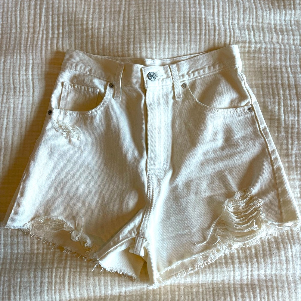 Levi’s high rise 4” ivory denim short
